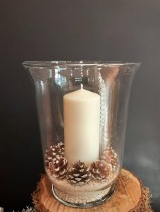 Jarrón cristal con vela para decorar.